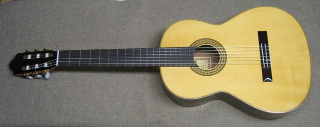 Esteve 3 Guitar Spruce soundboard